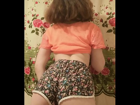 ❤️ Tânără sexy care se dezbracă de pantaloni scurți în fața camerei de filmat ❤️❌ at us ❌️❤