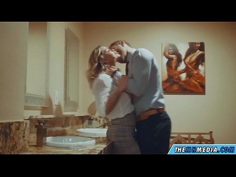 ❤️ Când o blondă cu sânii mari te seduce într-o toaletă publică ❤️❌ at us ❌️❤